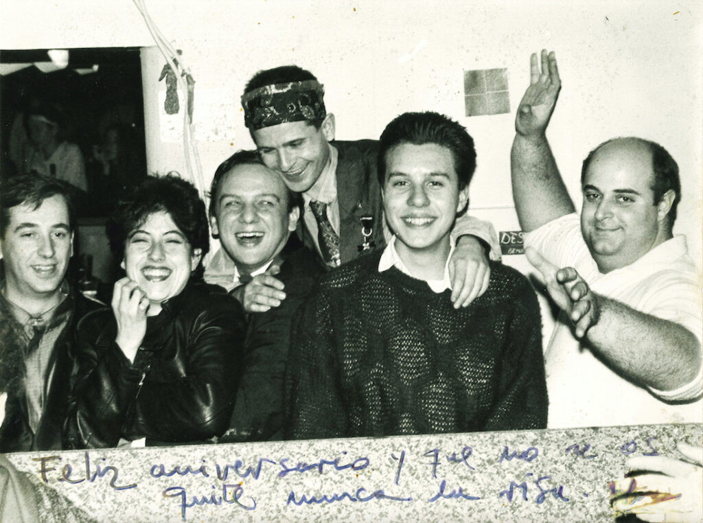 Vicente Mateu, Julia Gomis, Josevi Plaza, Juancho Plaza, y detrás David Duplex y Vicente Bartual. Diciembre 1984. Foto: José García Poveda "El Flaco".