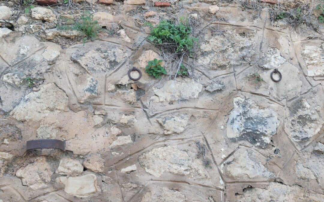 Esas anillas en los muros del río